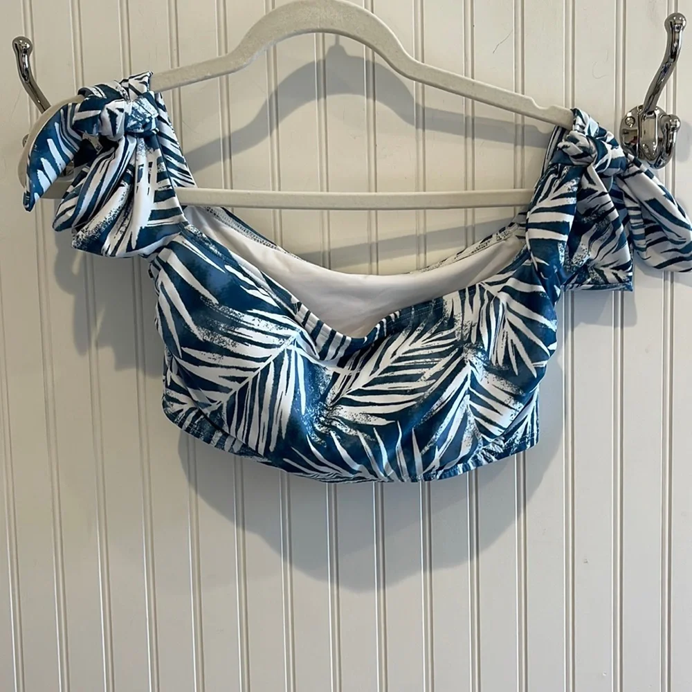 NWOT SPLENDID Darling Bikini Top!‎